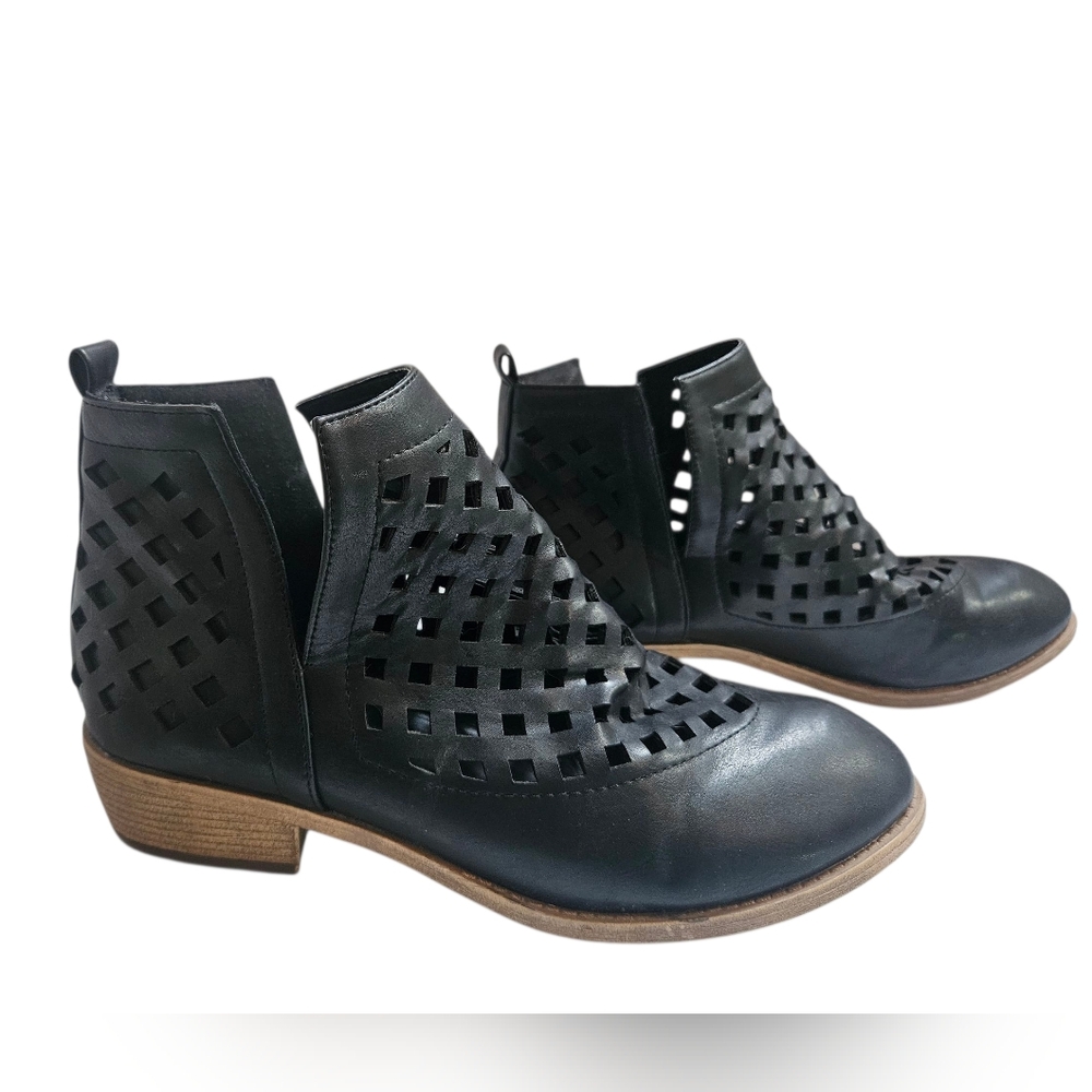 Journee Collection Women's Kat Cut Out Design Ankle Boots Sz 11